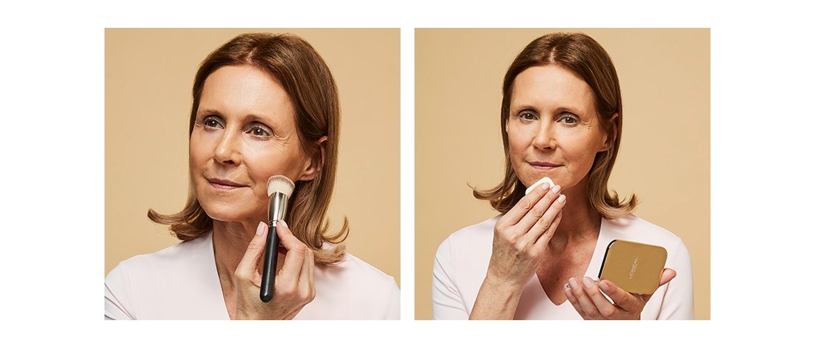 Frau trägt Puder auf
